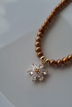 Girocollo con perle di fiume e fiore - immagine 4