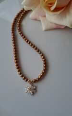 Girocollo con perle di fiume e fiore - immagine 2