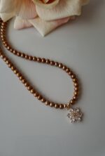 Girocollo con perle di fiume e fiore